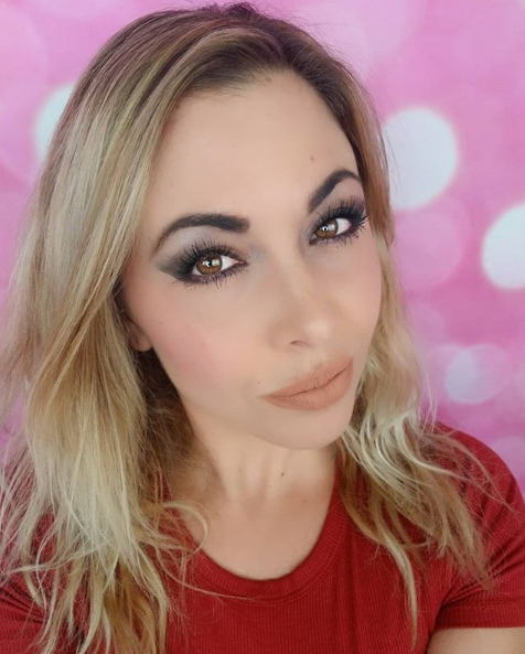This amazing breakthrough primer preps skin for a flawless foundation application while blurring out imperfections such as over enlarged pores leaving behind a healthy-looking, luminous glow. Great for all skin types. Developed to combat fine lines, excess oil, enlarged pores, and uneven texture, waterproof, long-lasting, glides on seamlessly with no tacky feel to provide a skin-smoothing complexion that's foundation ready...Oh and did we mention....It's PINK! :-) This Face Primer retails for $16-18.00 e
