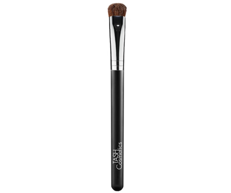 This versatile brush can be used for applying and blending eyeshadow, as well as building depth and shape within the crease.